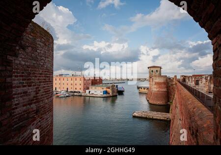 Der Zugang zum Hafen von der Spitze der Fortezza Vecchia (Alte Festung) aus gesehen. Stockfoto