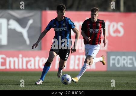 Cesare Casadei von Internazionale wird während des Primavera 1-Spiels im Centro Sportivo Vismara in Mailand von Antonio Mionic vom AC Mailand verfolgt. Bilddatum: 17. Februar 2021. Bildnachweis sollte lauten: Jonathan Moscrop/Sportimage via PA Images Stockfoto