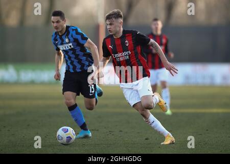 Antonio Mionic vom AC Mailand tritt Daniel Tonoli von Internazionale während des Primavera 1-Spiels im Centro Sportivo Vismara, Mailand, an. Bilddatum: 17. Februar 2021. Bildnachweis sollte lauten: Jonathan Moscrop/Sportimage via PA Images Stockfoto