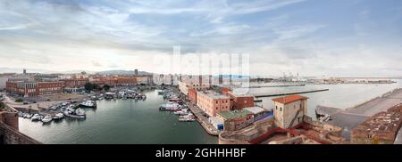 Das Dock von der Spitze der Fortezza Vecchia (Alte Festung) gesehen. Stockfoto