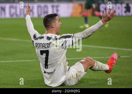 Cristiano Ronaldo von Juventus appelliert für eine Strafe, nachdem der Kontakt in der Box hergestellt wurde, wurden die Appelle von Schiedsrichter Valerio Marini während des Serie-A-Spiels im Allianz-Stadion in Turin abgewunken. Bilddatum: 22. Februar 2021. Bildnachweis sollte lauten: Jonathan Moscrop/Sportimage via PA Images Stockfoto