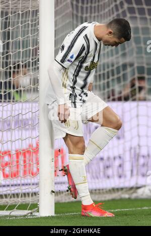 Cristiano Ronaldo von Juventus schlagt seine Stiefel gegen die Basis des Torpfostens um wahrend des Serie A Spiels im Allianz Stadion in Turin die Stollen von Boden zu raumen. Bilddatum 2. Marz 2021. ...