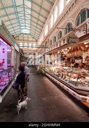 Lebensmittelstände am Mercato Centrale: Es ist eines der interessantesten Gebäude in Livorno aus der zweiten Hälfte des 19. Jahrhunderts. Stockfoto