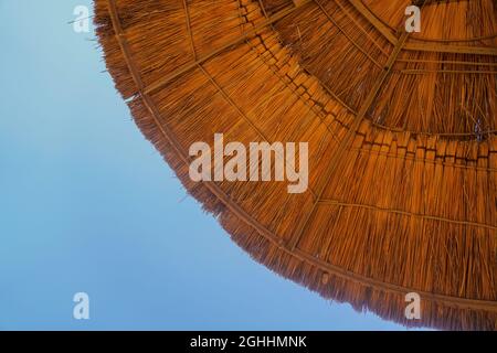 Teil Reetdach runde Form auf dem Hintergrund blauen Himmel Stockfoto