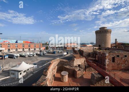 Der Industriehafen von der Spitze der Fortezza Vecchia (Alte Festung) aus gesehen. Stockfoto