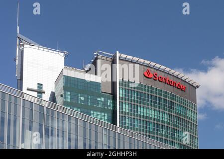 Polen, Posen - 05. Sep, 2021: Santander-Logo im Bankgebäude von Santander. Santander ist Spanier Stockfoto