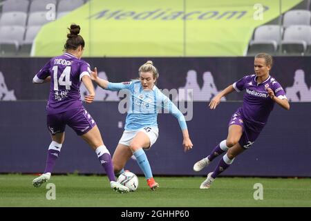 Lauren Hemp von Manchester City kontrolliert den Ball, während sich der Tessel Middag von Fiorentina schließt und Frederikke Thogersen von Fiorentina während des UEFA Womens Champions League-Spiels im Stadio Artemio Franchi, Florenz, unterstützt. Bilddatum: 11. März 2021. Bildnachweis sollte lauten: Jonathan Moscrop/Sportimage via PA Images Stockfoto