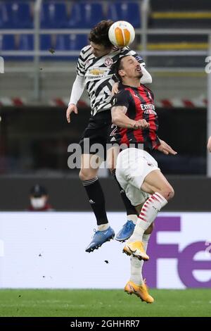 Victor Lindelof von Manchester United übersteht Zlatan Ibrahimovic vom AC Mailand, um während des Spiels der UEFA Europa League in Giuseppe Meazza, Mailand, den Ball klar zu führen. Bilddatum: 18. März 2021. Bildnachweis sollte lauten: Jonathan Moscrop/Sportimage via PA Images Stockfoto