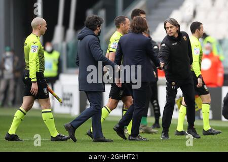 Filippo Inzaghi von Benevento Calcio schüttelt sich die Hände mit Andrea Pirlo Cheftrainer von Juventus nach dem letzten Pfiff des Serie-A-Spiels im Allianz-Stadion in Turin. Bilddatum: 21. März 2021. Bildnachweis sollte lauten: Jonathan Moscrop/Sportimage via PA Images Stockfoto