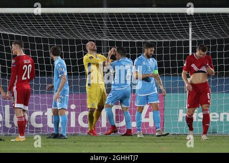 Elia Benedettini aus San Marino feiert mit Teamkollege Dante Rossi aus San Marino, nachdem er während des WM-Qualifikationsspielen im San Marino Stadium in Serravalle eine Strafe von Roland Sallai aus Ungarn gerettet hat. Bilddatum: 28. März 2021. Bildnachweis sollte lauten: Jonathan Moscrop/Sportimage via PA Images Stockfoto