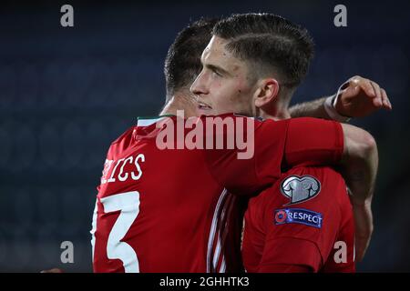 Roland Sallai aus Ungarn feiert mit Teamkollege Nemanja Nikolic, nachdem er beim Spiel der FIFA-Weltmeisterschaft im San Marino Stadium, Serravalle, der Mannschaft eine 2-0-Führung gegeben hat. Bilddatum: 28. März 2021. Bildnachweis sollte lauten: Jonathan Moscrop/Sportimage via PA Images Stockfoto