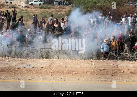 Jenin, Palästina. September 2021. Israelische Soldaten warfen Betäubungsgranaten auf Palästinenser.sechs palästinensische Gefangene flohen am Montag aus dem Gefängnis in Israel, was zu einer weit verbreiteten Menschenjagd führte, sagten die israelischen Behörden. Die Polizei sagte in einer Erklärung, dass die äußerst seltene Flucht über Nacht im Gilboa Gefängnis stattfand, einem Gefängnis mit maximaler Sicherheit für palästinensische Gefangene in Nordisraelisch. (Foto von Nasser Ishtayeh/SOPA Images/Sipa USA) Quelle: SIPA USA/Alamy Live News Stockfoto