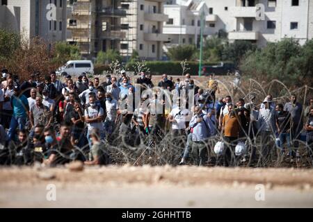 Jenin, Palästina. September 2021. Die Palästinenser versammeln sich neben einem Stacheldrahtzaun in der Nähe der Stadt Jenin im Westjordanland.sechs palästinensische Gefangene sind am Montag aus dem Gefängnis in Israel geflohen, was zu einer weit verbreiteten Menschenjagd führte, sagten die israelischen Behörden. Die Polizei sagte in einer Erklärung, dass die äußerst seltene Flucht über Nacht im Gilboa Gefängnis stattfand, einem Gefängnis mit maximaler Sicherheit für palästinensische Gefangene in Nordisraelisch. (Foto von Nasser Ishtayeh/SOPA Images/Sipa USA) Quelle: SIPA USA/Alamy Live News Stockfoto