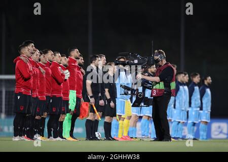 Eine stationäre Fernsehkamera filmt das albanische Team während der Nationalhymne vor dem Qualifikationsspiel der FIFA-Weltmeisterschaft im San Marino Stadium, Serravalle. Bilddatum: 31. März 2021. Bildnachweis sollte lauten: Jonathan Moscrop/Sportimage via PA Images Stockfoto