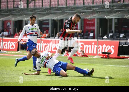 Antonio Candreva von der UC Sampdoria sieht sich an, als Teamkollege Bartosz Bereszynski Ante Rebic vom AC Mailand während des Serie-A-Spiels bei Giuseppe Meazza, Mailand, herausfordert. Bilddatum: 3. April 2021. Bildnachweis sollte lauten: Jonathan Moscrop/Sportimage via PA Images Stockfoto