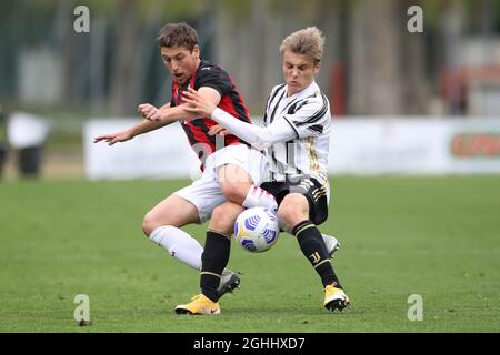 Mailand, Italien, 10. April 2021. Gabriele Mulazzi von Juventus fordert Riccardo Tonin vom AC Mailand während des Primavera 1-Spiels im Centro Sportivo Vismara in Mailand heraus. Bildnachweis sollte lauten: Jonathan Moscrop / Sportimage via PA Images Stockfoto