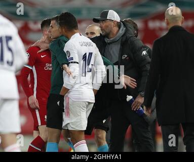 Liverpool, England, 14. April 2021. Jurgen Klopp-Manager von Liverpool hält Andrew Robertson von Liverpool während des UEFA Champions League-Spiels in Anfield, Liverpool, von Casemiro von Real Madrid fern. Bildnachweis sollte lauten: Darren Staples / Sportimage via PA Images Stockfoto