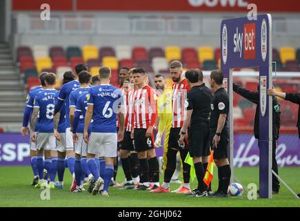 London, England, 20. April 2021. Beide Teams schließen einen Spaziergang, ohne sich die Hände zu schütteln, aufgrund der covid 19 Pandemie-Bedingungen während des Sky Bet Championship-Spiels im Brentford Community Stadium, London. Bildnachweis sollte lauten: David Klein / Sportimage via PA Images Stockfoto