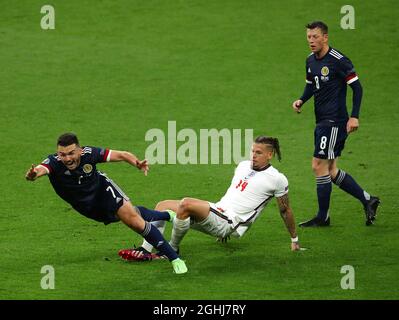 London, England, 18. Juni 2021. John McGinn aus Schottland wurde von Kalvin Phillips aus England während des UEFA-Europameisterschaftsspiel im Wembley Stadium, London, angegangen. Bildnachweis sollte lauten: David Klein / Sportimage via PA Images Stockfoto