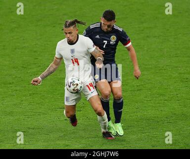 London, England, 18. Juni 2021. John McGinn aus Schottland stellt sich während des UEFA-Europameisterschaftsspiel im Wembley Stadium, London, gegen Kalvin Phillips aus England. Bildnachweis sollte lauten: David Klein / Sportimage via PA Images Stockfoto