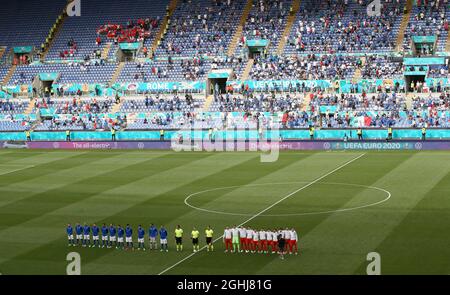 Rom, Italien, 20. Juni 2021. Italienische und walisische Teams stehen während des UEFA-Europameisterschaftsspiel im Stadio Olimpico, Rom, für die Nationalhymnen an. Bildnachweis sollte lauten: Jonathan Moscrop / Sportimage Stockfoto