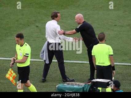 Rom, Italien, 20. Juni 2021. Roberto Mancini, Trainer aus Italien, und Rob Page-Manager aus Wales geben sich beim UEFA-Europameisterschaftsspiel im Stadio Olimpico, Rom, die Hände. Bildnachweis sollte lauten: Jonathan Moscrop / Sportimage Stockfoto