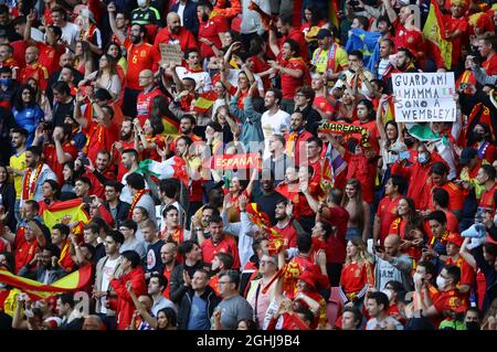 London, England, 6. Juli 2021. Spanische Fans im Stadion während des Spiels der UEFA Euro 2020 im Wembley Stadium, London. Bildnachweis sollte lauten: David Klein / Sportimage via PA Images Stockfoto