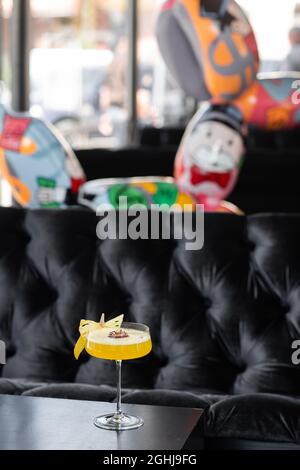 Sommercocktail - Pornstar Martini. Trinken Sie mit Passionsfrucht, Vodka, Likör, Vanillesirup, Champagner und Limettensaft. Schwarzer Hintergrund. Stockfoto