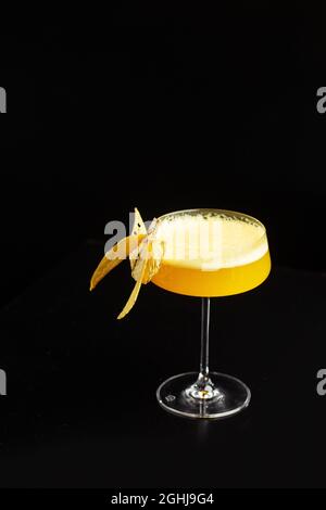 Sommercocktail - Pornstar Martini. Trinken Sie mit Passionsfrucht, Vodka, Likör, Vanillesirup, Champagner und Limettensaft. Schwarzer Hintergrund. Stockfoto
