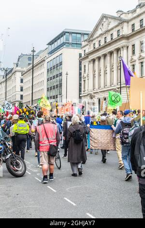 LONDON, ENGLAND- 4. September 2021: Extinction Rebellion protestiert in London als Teil der UK Rebellion von XR Stockfoto