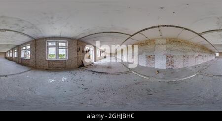 360 nahtlose hdri Panorama-Ansicht in leeren langen Korridor Halle des verlassenen Hauses mit Betonziegeln Wände in äquirectanguläre sphärische Projektion, Stockfoto