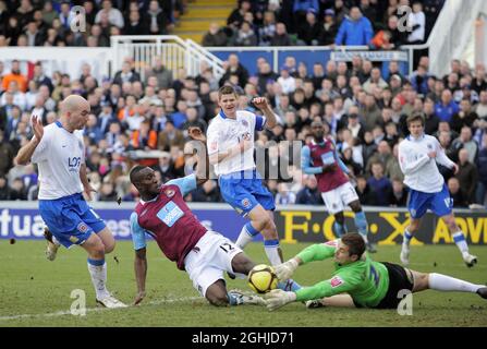 Hartlepool-Torwart Arran Lee-Barrett und Carlton Cole von West Ham spielen den Ball - EON FA Cup 4. Runde, Hartlepool United vs. West Ham United, 24. Januar 2009. Stockfoto