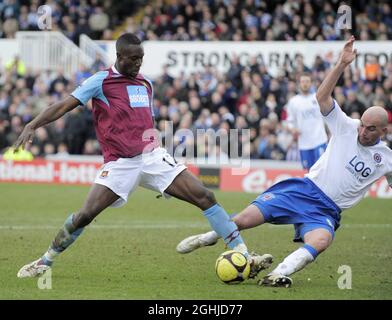 Ben Clark von Hartlepool und Carlton Cole von West Ham – EON FA Cup 4. Runde, Hartlepool United gegen West Ham United. Stockfoto