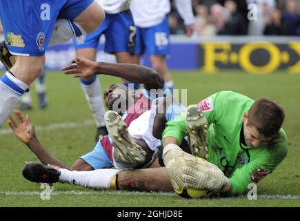 Carlton Cole von West Ham stellt sich gegen Arran Lee-Barrett von Hartlepool einer schlechten Herausforderung, die in einer gelben Karte resultiert - EON FA Cup 4. Runde, Hartlepool United gegen West Ham United. Stockfoto