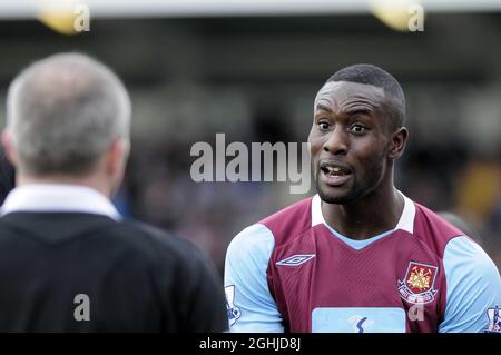 Carlton Cole von West Ham protestiert wegen seiner Herausforderung gegen Arran Lee-Barrett von Hartlepool - EON FA Cup 4. Runde, Hartlepool United gegen West Ham United. Stockfoto