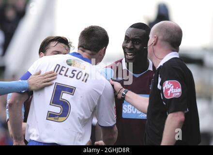 Michael Nelson von Hartlepool konfrontiert Carlton Cole von West Ham mit seiner Herausforderung gegen Arran Lee Barrett - EON FA Cup 4. Runde, Hartlepool United gegen West Ham United Stockfoto