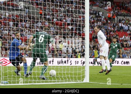 Der englische Wayne Rooney sieht, dass sein Schuss während des Internationalen Freundschaftsspiel zwischen England und Slowenien im Wembley Stadium, Großbritannien, von der Linie abgeklotzt wurde. Stockfoto