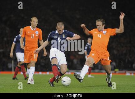 Kenny Miller aus Schottland und Joris Mathijisen aus den Niederlanden während des WM-Europameisterschaftsspiel im Hampden Park, Glasgow. Stockfoto