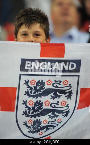 Ein junger England-Fan hält während des WM-Europameisterschaftsspiel im Wembley Stadium, London, eine Flagge hoch. Stockfoto