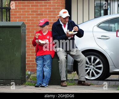 Fans von Nottingham Forest essen vor dem Spiel während der Coca Cola Championship zwischen Nottingham Forest und Derby County in London Chips. Stockfoto