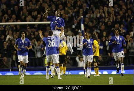 Evertons Sylvain Distin feiert das zweite Tor seiner Mannschaft und sein erstes für den Verein während des UEFA Champions League-Spiels zwischen Everton und AEK Athens im Goodison Park. Stockfoto