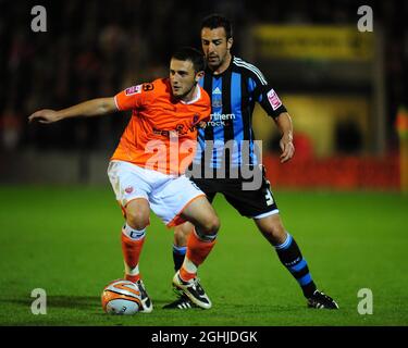 Jose Enrique von Newcastle United fordert Neal Eardley von Blackpool während des Coca Cola Championship-Spiels zwischen Blackpool und Newcastle United im Bloomfield Road Stadium, Blackpool, heraus. Stockfoto