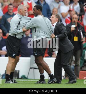 Billy Davies-Manager von Nottingham Forest hält seine Mitarbeiter davon ab, am Ende des Spiels während des Coca-Cola-Meisterschaftsspiel zwischen Nottingham Forest und Derby County auf dem City Ground, Nottingham, zu tappen. Stockfoto