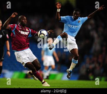 Carlton Cole von West Ham United wurde von Shaun Wright-Phillips von Manchester City herausgefordert. Barclays Premier League. Manchester City / West Ham United. Stockfoto