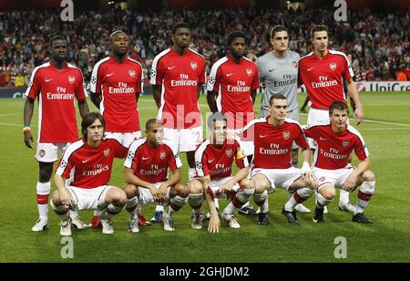 Das Team von Arsenal vor dem Spiel während des UEFA Champions League-Spiels der Gruppe H zwischen dem Arsenal und Olympiakos im Emirates Stadium in London. Stockfoto