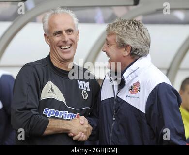 Steve Bruce von Sunderland (rechts) und Mick McCarthy von Wolverhampton teilen einen Witz, bevor sie beim Barclays Premier League-Spiel zwischen Sunderland und Wolverhampton in Wanderers in London auftraten. Stockfoto