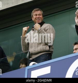 Chelseas Roman Abramovich feiert seine 1-0-er-Partie während des Barclays Premier League-Spiels zwischen Chelsea und Liverpool in der Stamford Bridge in London. Stockfoto