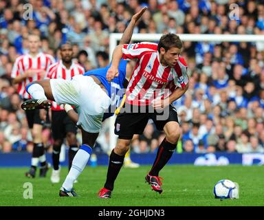 James Beattie von Stoke City gewinnt die bessere von Sylvain Distin von Everton während der Barclays Premier League zwischen Everton und Stoke City in London. Stockfoto