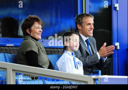 Der verletzte Kapitän von Everton, Phil Neville, genießt das Spiel während des Spiels der Barclays Premier League zwischen Everton und Stoke City im Goodison Park in Liverpool. Stockfoto