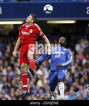 Chelsea's Michael Essien tötelt mit Liverpools Steven Gerrard während der Barclay's Premier League zwischen Chelsea und Liverpool in London. Stockfoto